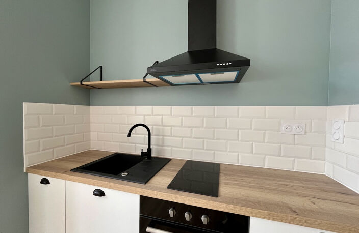 Sainte Livrade sur Lot, cette résidence de 12 logements a été entièrement rénovée (appartements de standing, parties communes)  avec une finition de grande qualité. Cet appartement T2 de   m² a un séjour avec cuisine équipée, salle d'eau avec WC et une pi — photo 3