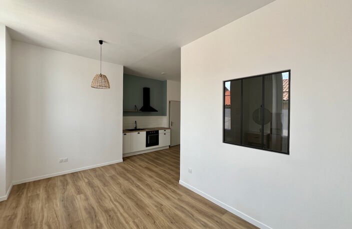 Sainte Livrade sur Lot, cette résidence de 12 logements a été entièrement rénovée (appartements de standing, parties communes)  avec une finition de grande qualité. Cet appartement T2 de   m² a un séjour avec cuisine équipée, salle d'eau avec WC et une pi — photo 4