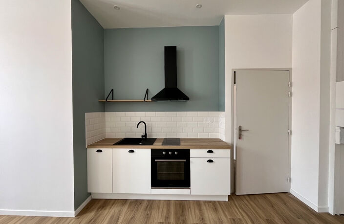 Sainte Livrade sur Lot, cette résidence de 12 logements a été entièrement rénovée (appartements de standing, parties communes)  avec une finition de grande qualité. Cet appartement T2 de   m² a un séjour avec cuisine équipée, salle d'eau avec WC et une pi — photo 5