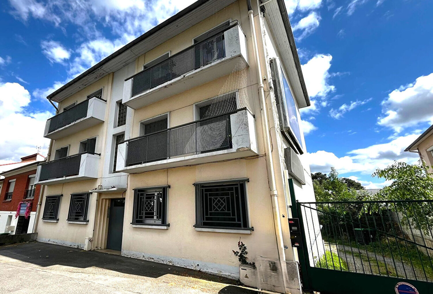 Toulouse - Avenue de Lardenne Ensemble immobilier de 372 m² avec 6 garages. — photo 1