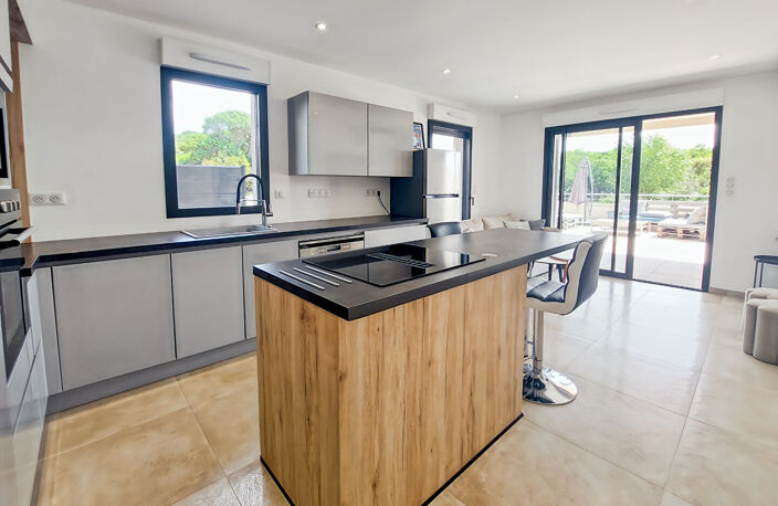 AGOSTA PLAGE  MAGNIFIQUE T2 AVEC TERRASSE EXCEPTIONNELLE DE 134 m² — photo 2