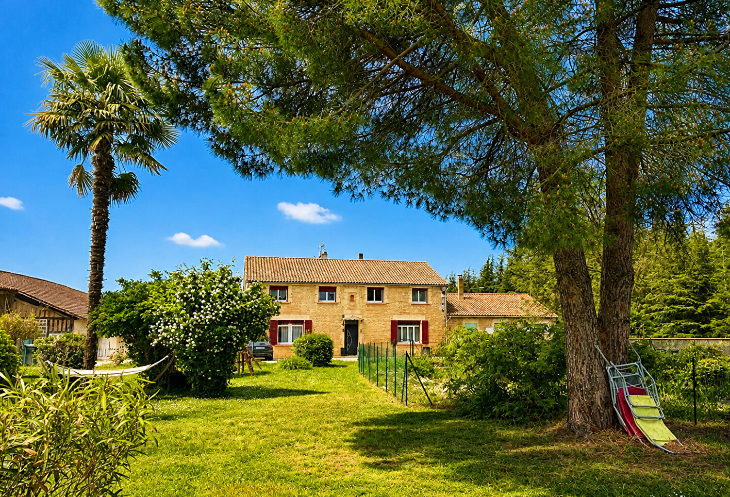 Ensemble en pierre avec  tres bon rapport locatif — photo 1