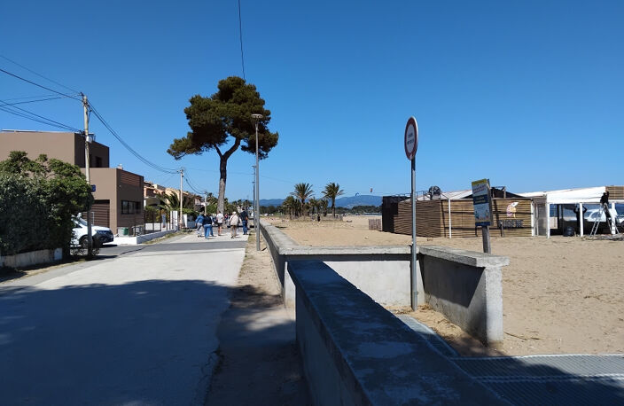 Murs commerciaux en zone touristique bord de mer — photo 4