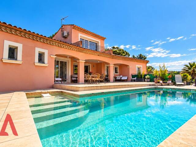 Superbe Villa Méditerranéenne à Magalas | 6 Pièces | Piscine | Vue Dégagée | Entrées Séparées & Double Garage | 6 Parkings | 552 000  — photo du bien