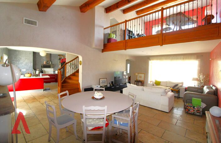 Superbe Villa Méditerranéenne à Magalas | 6 Pièces | Piscine | Vue Dégagée | Entrées Séparées & Double Garage | 6 Parkings | 552 000  — photo 4