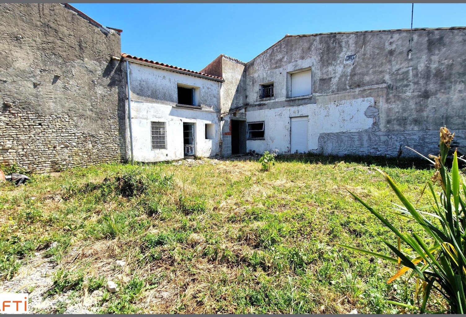 Maison en pierre à rénover avec fort potentiel — photo 1