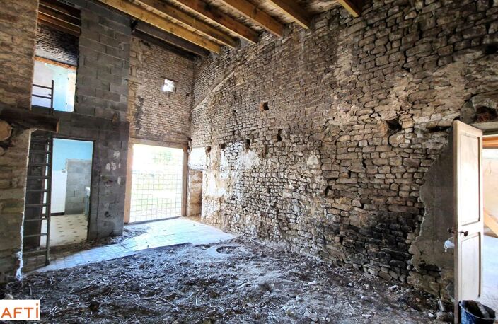 Maison en pierre à rénover avec fort potentiel — photo 3