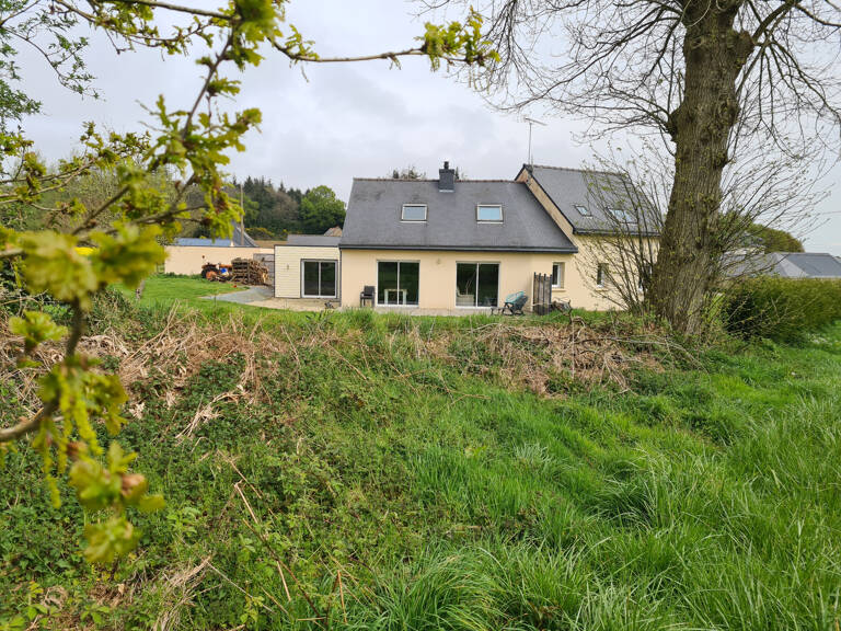 Maison familiale de 2006 avec vie de plain-pied, 5 chambres et 2 garages sur 2 000 m2 de terrain. — photo 1