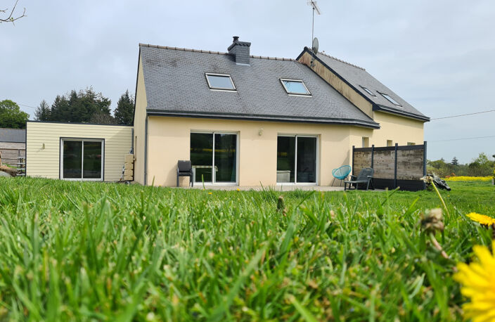 Maison familiale de 2006 avec vie de plain-pied, 5 chambres et 2 garages sur 2 000 m2 de terrain. — photo 2