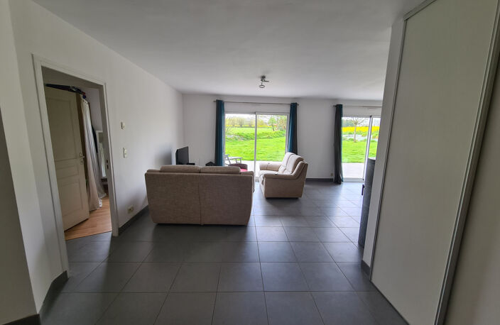 Maison familiale de 2006 avec vie de plain-pied, 5 chambres et 2 garages sur 2 000 m2 de terrain. — photo 3