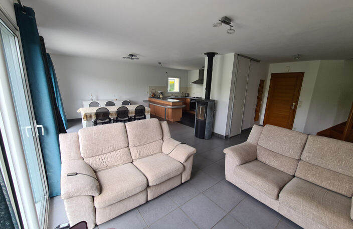Maison familiale de 2006 avec vie de plain-pied, 5 chambres et 2 garages sur 2 000 m2 de terrain. — photo 5