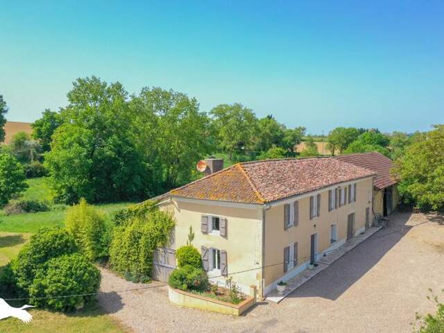 Maison en pierre de 5 pièces principales — photo du bien