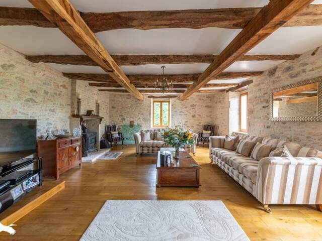 Maison en pierre de 5 pièces principales — photo du bien