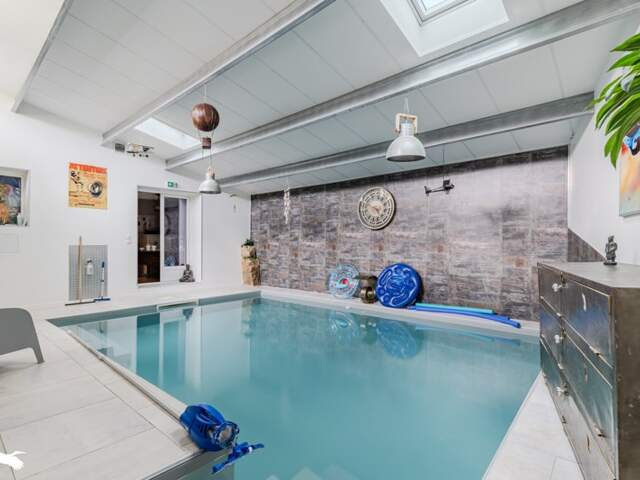 Maison en pierre de 7 pièces principales — photo du bien