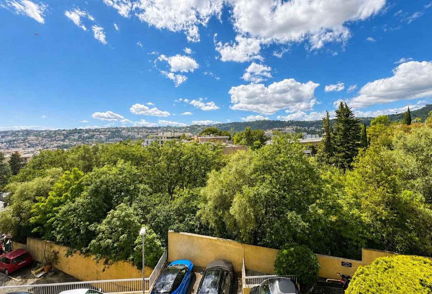 Chambrun / bas Gairaut, vaste 2 pièces, parfait état, terrasse, vue dégagée, possibilité parking — photo 1