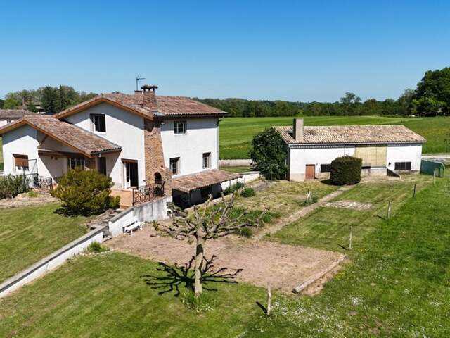 Maison avec grands volumes et fort potentiel sur Grièges – Terrain de plus de 4 000 m² — photo du bien