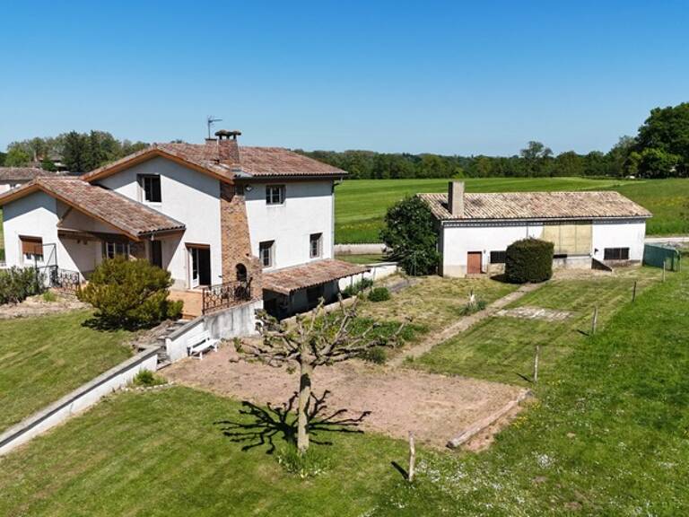 Maison avec grands volumes et fort potentiel sur Grièges – Terrain de plus de 4 000 m² — photo 1