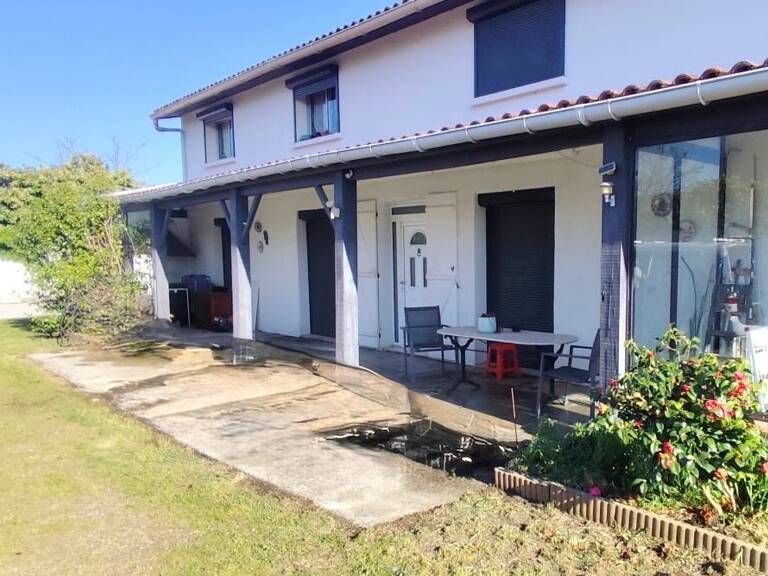 Appartement en RDC T4 125 M2 AVEC JARDIN DE 600 M2 + PISCINE PRIVEE — photo 1