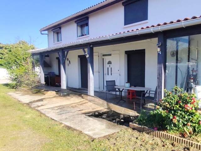 Appartement en RDC T4 125 M2 AVEC JARDIN DE 600 M2 + PISCINE PRIVEE — photo du bien