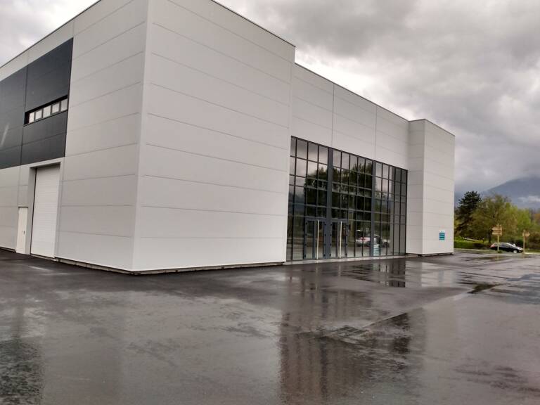 Local commercial à louer proche de CHAMBERY (73)576 m² — photo 1