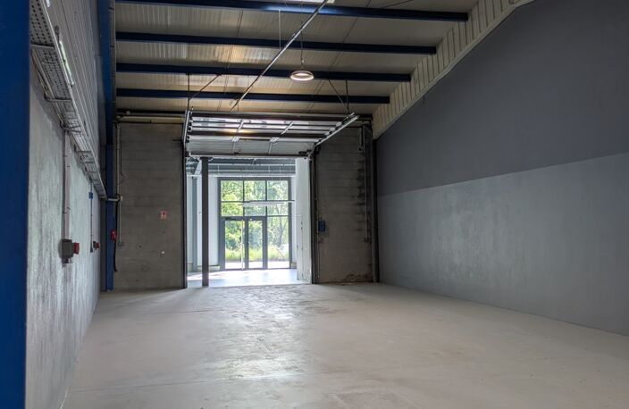 Local commercial à louer proche de CHAMBERY (73)576 m² — photo 2