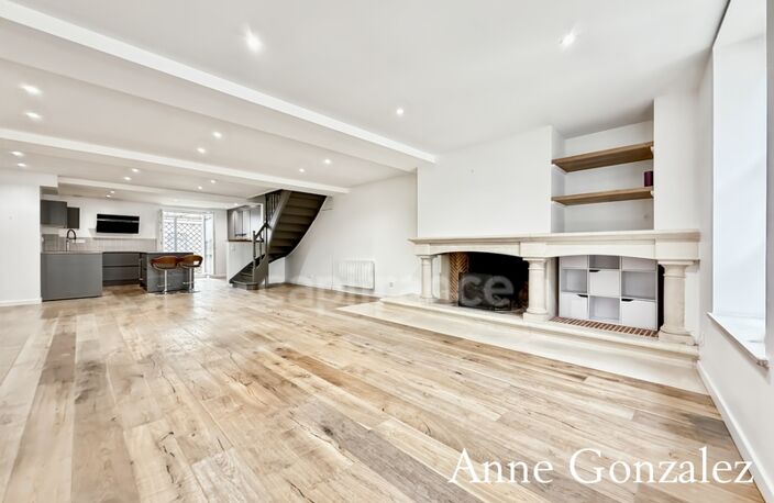 ORLEANS Coeur de ville entre bords de Loire et Halles Châtelet, à vendre superbe maison rénovée avec qualité : pièce de réception de 75 m2, cuisine ouverte récente, quatre chambres et terrasse 12,50 m — photo 2