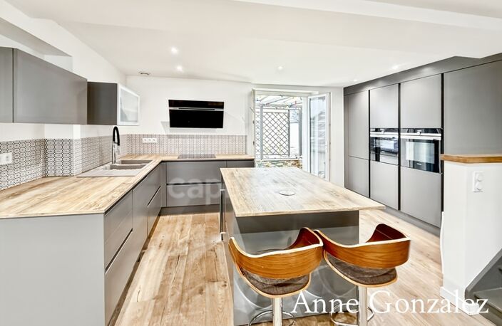 ORLEANS Coeur de ville entre bords de Loire et Halles Châtelet, à vendre superbe maison rénovée avec qualité : pièce de réception de 75 m2, cuisine ouverte récente, quatre chambres et terrasse 12,50 m — photo 4