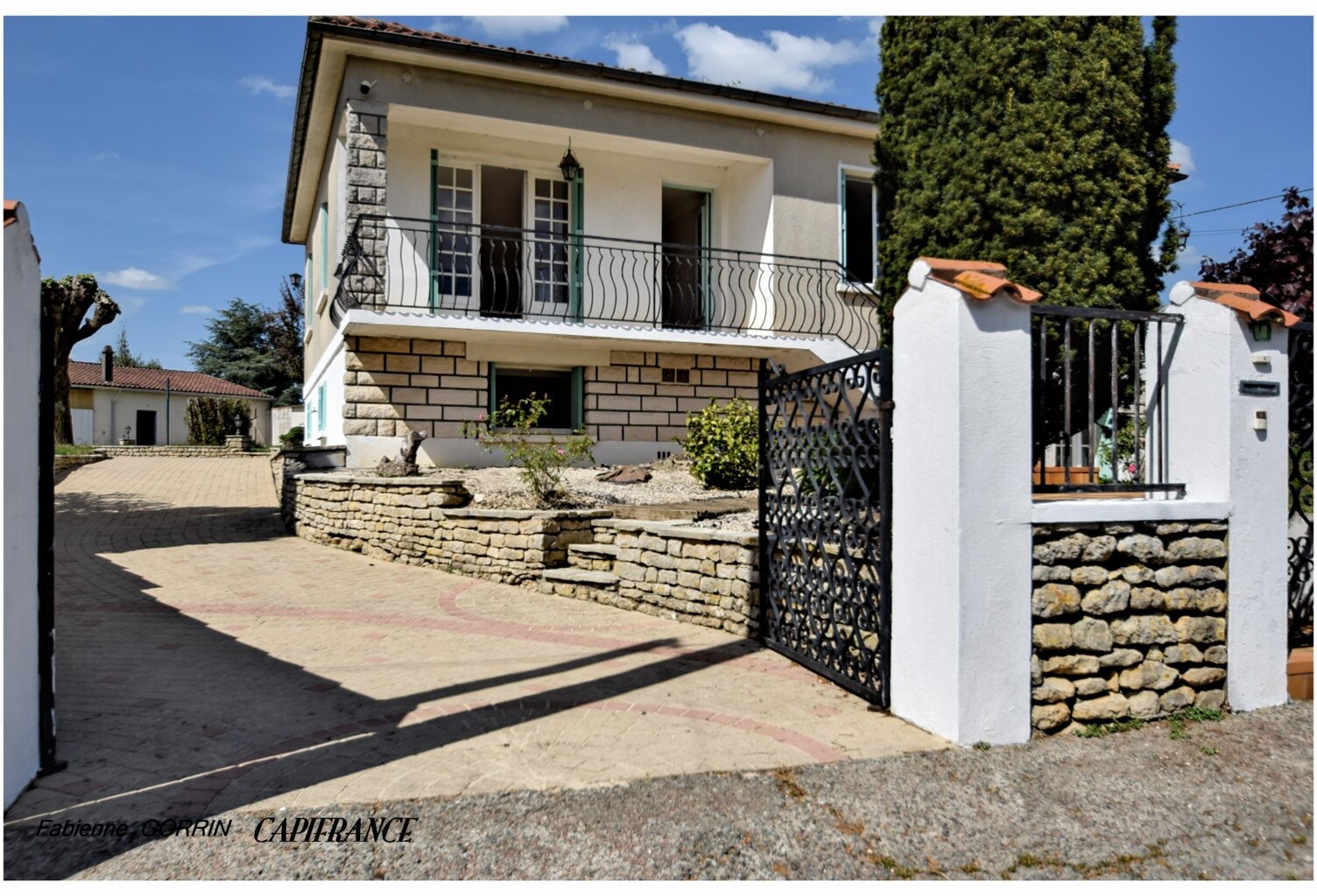 Maison à vendre 8  pièces AIGONDIGNE (79): Maison sur 2 niveaux aménagés, 3 chambres, grand garage (103 m2), dépendances, terrain clos — photo 1