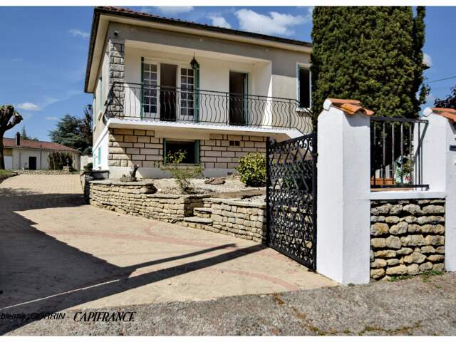 Maison à vendre 8  pièces AIGONDIGNE (79): Maison sur 2 niveaux aménagés, 3 chambres, grand garage (103 m2), dépendances, terrain clos — photo du bien