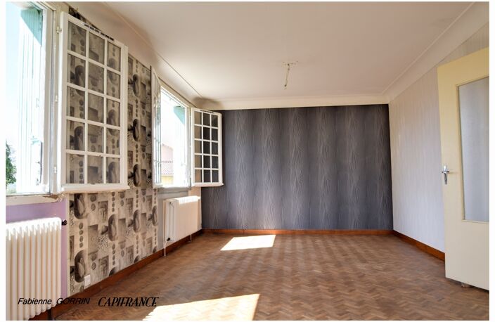 Maison à vendre 8  pièces AIGONDIGNE (79): Maison sur 2 niveaux aménagés, 3 chambres, grand garage (103 m2), dépendances, terrain clos — photo 4
