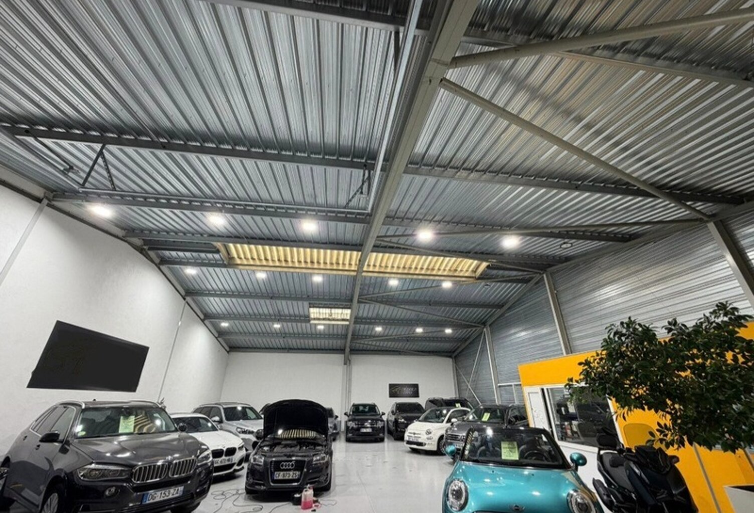 LOCAL COMMERCIAL / ENTREPÔT / GARAGE AVEC BUREAUX À LOUER / SECTEUR TOURS NORD 37 — photo 1