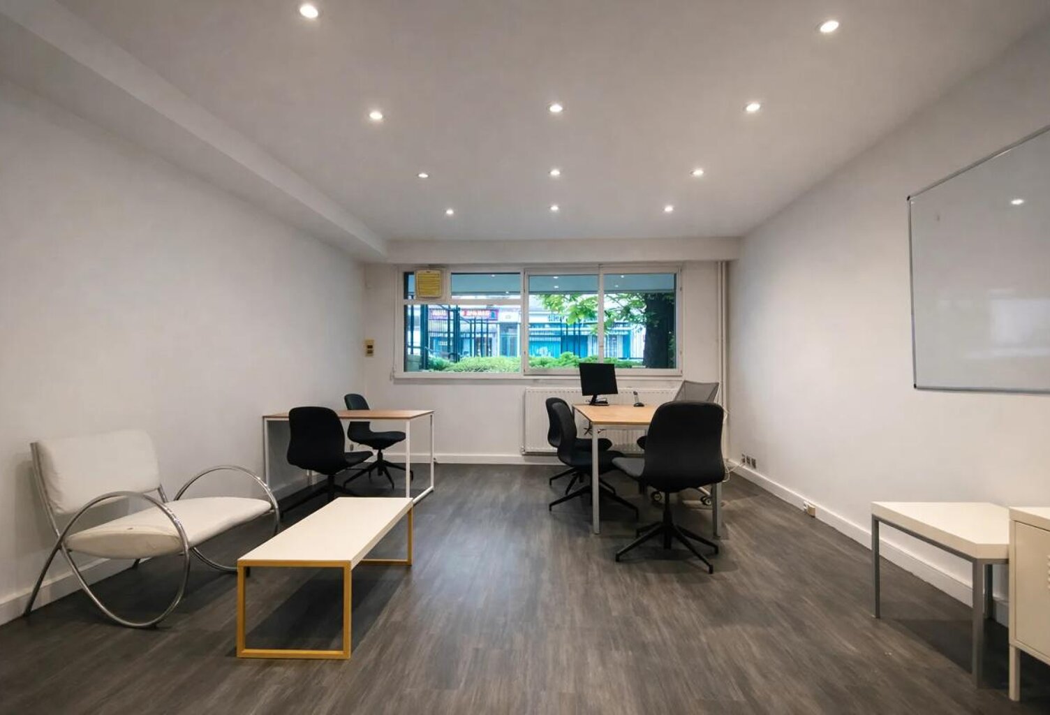 Situées à 1 minute du métro Ligne 9 (Station Billancourt), nous vous proposons à la location, dans un Immeuble mixte au cadre verdoyant, une surface de bureaux en rez-de-chaussée de 50 m² — photo 1