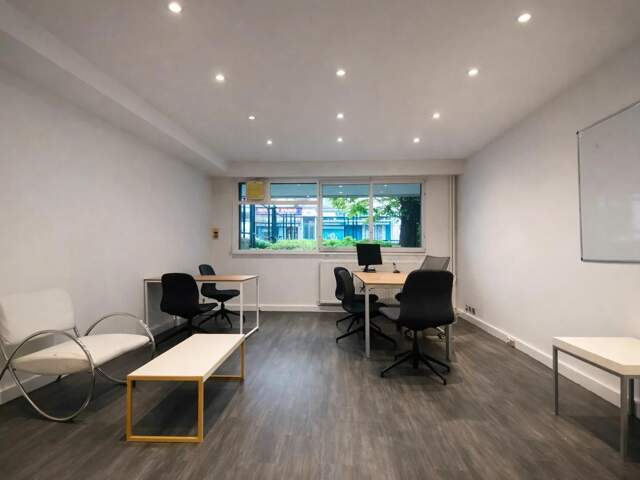 Situées à 1 minute du métro Ligne 9 (Station Billancourt), nous vous proposons à la location, dans un Immeuble mixte au cadre verdoyant, une surface de bureaux en rez-de-chaussée de 50 m² — photo du bien