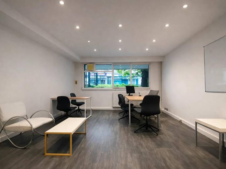 Situées à 1 minute du métro Ligne 9 (Station Billancourt), nous vous proposons à la location, dans un Immeuble mixte au cadre verdoyant, une surface de bureaux en rez-de-chaussée de 50 m² — photo 1
