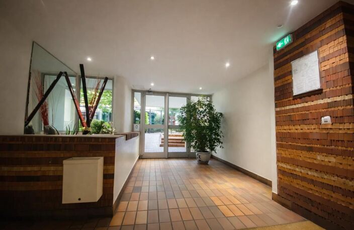 Situées à 1 minute du métro Ligne 9 (Station Billancourt), nous vous proposons à la location, dans un Immeuble mixte au cadre verdoyant, une surface de bureaux en rez-de-chaussée de 50 m² — photo 5