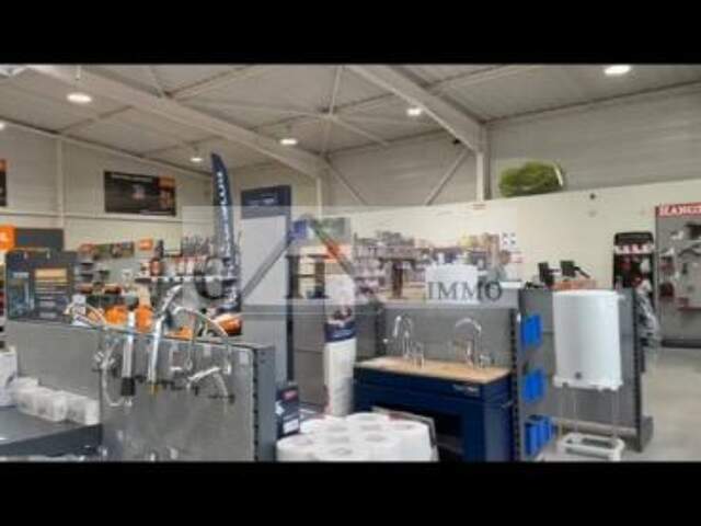 1000 m² ENTREPOT BUREAUX EN ZONE COMMERCIALE — photo du bien