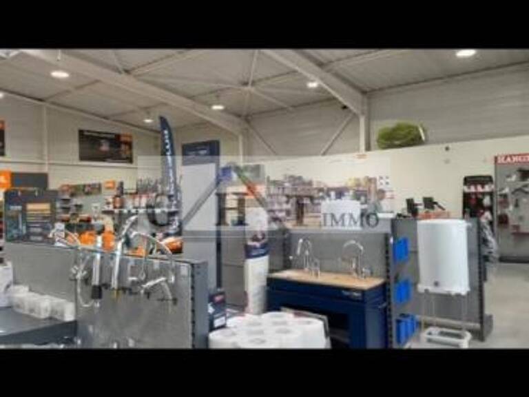 1000 m² ENTREPOT BUREAUX EN ZONE COMMERCIALE — photo 1