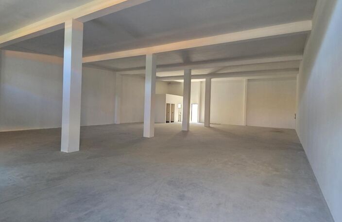 A LOUER LOCAL 300M² ST SUZANNE — photo 2