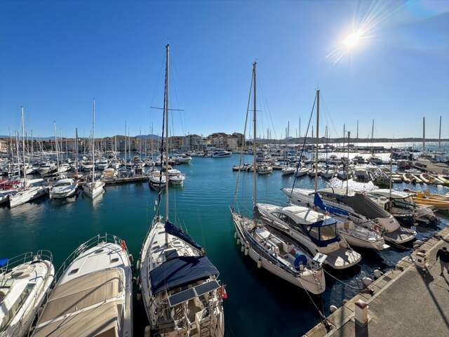 Pleine vue port de ce grand studio de 30 m2 + parking privatif en sous sol — photo du bien