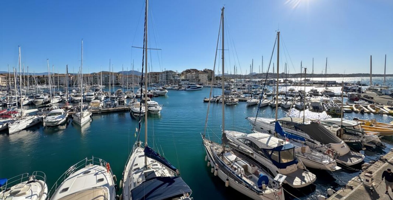 Pleine vue port de ce grand studio de 30 m2 + parking privatif en sous sol — photo 1