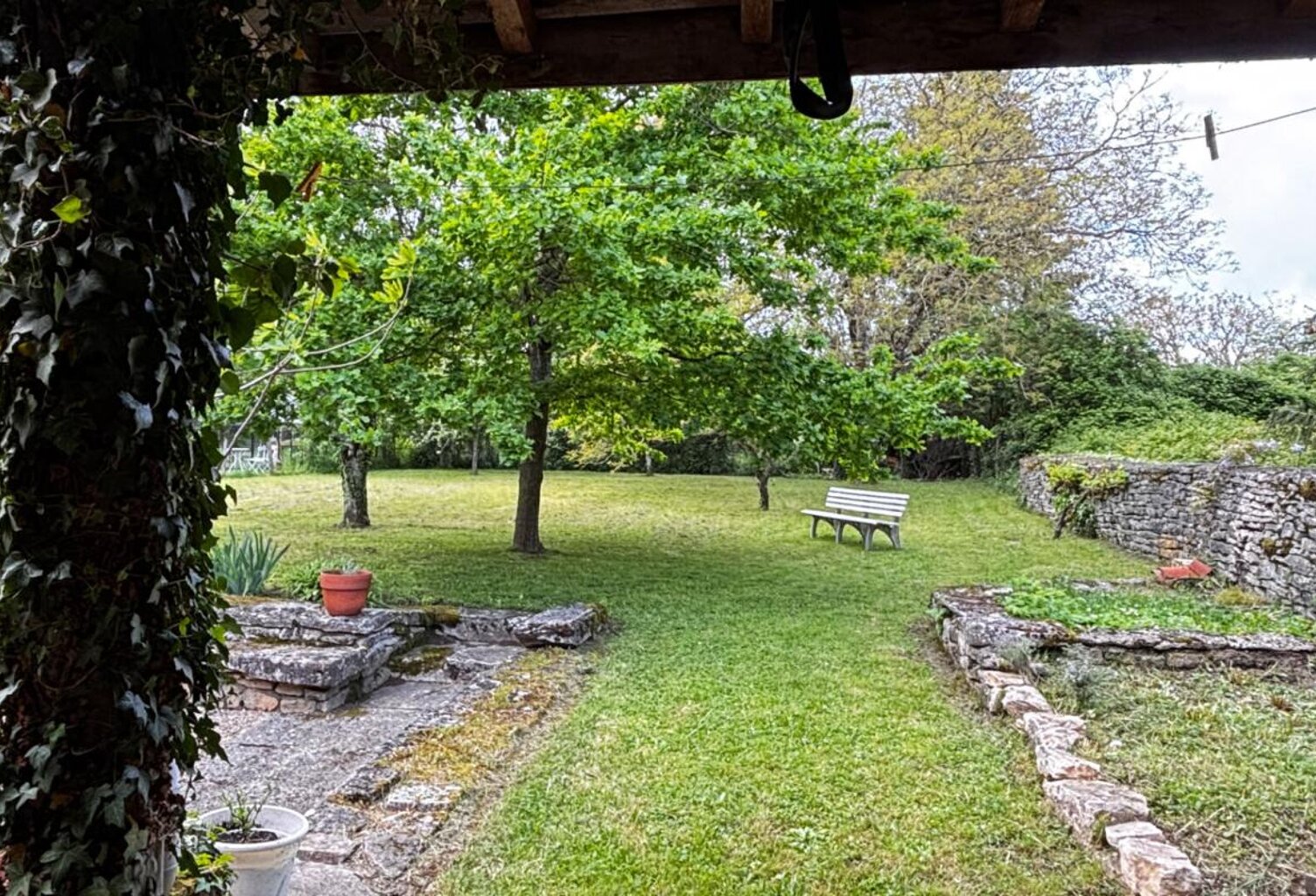 Maison en pierre,  Uchizy, 152 m2 avec beau terrain arboré et dépendances — photo 1