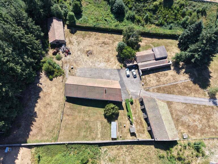 Entre Saint Pal de Mons et Saint Romain Lachalm 43620 ensemble immobilier 700m² de bâtiments dont une maison d'habitation sur 1 hectare de terrain constructible — photo 1