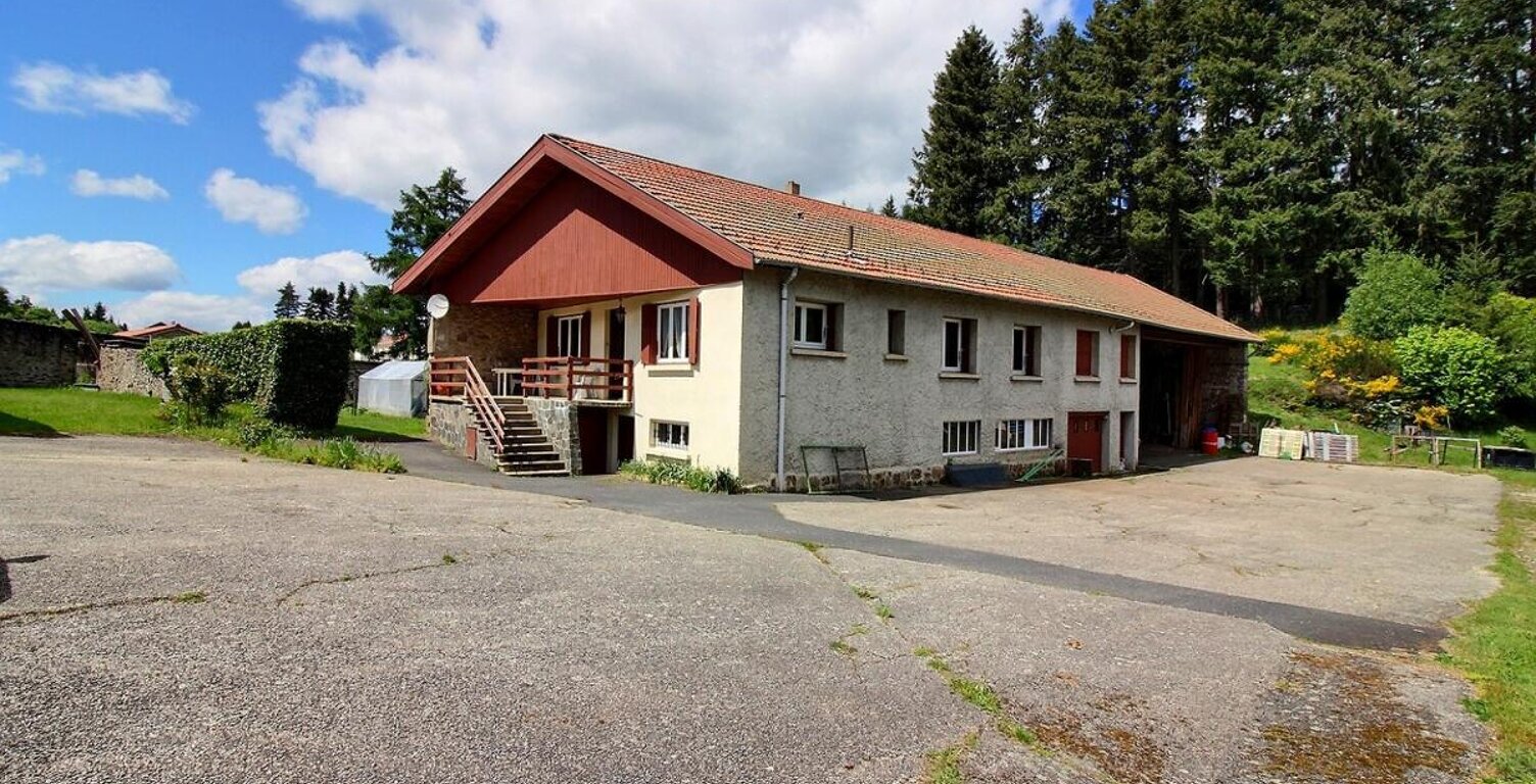 Entre Saint Pal de Mons et Saint Romain Lachalm 43620 ensemble immobilier 700m² de bâtiments dont une maison d'habitation sur 1 hectare de terrain constructible — photo 1