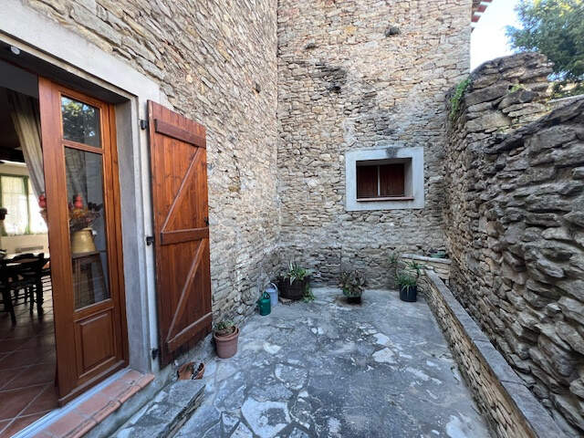 MAISON DE VILLAGE EN PIERRE AVEC GARAGE, 2 COURS ET GRENIER — photo du bien