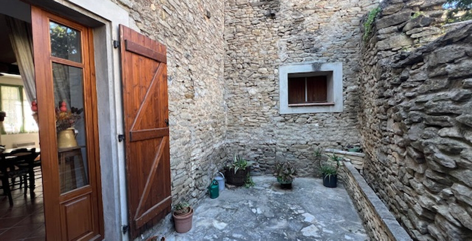 MAISON DE VILLAGE EN PIERRE AVEC GARAGE, 2 COURS ET GRENIER — photo 1