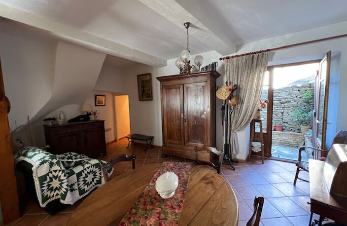MAISON DE VILLAGE EN PIERRE AVEC GARAGE, 2 COURS ET GRENIER — photo 2