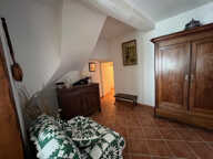 MAISON DE VILLAGE EN PIERRE AVEC GARAGE, 2 COURS ET GRENIER — photo 4