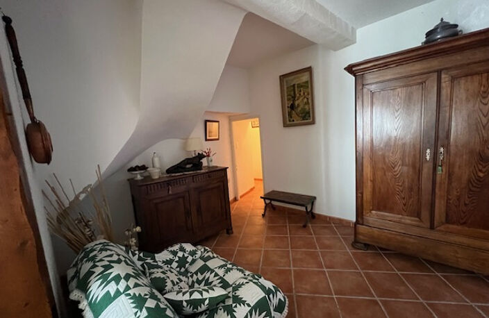 MAISON DE VILLAGE EN PIERRE AVEC GARAGE, 2 COURS ET GRENIER — photo 4
