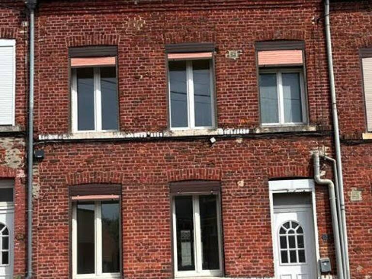 Idéalement située à Le Cateau-Cambrésis, à proximité immédiate des écoles, commerces et commodités. — photo 1