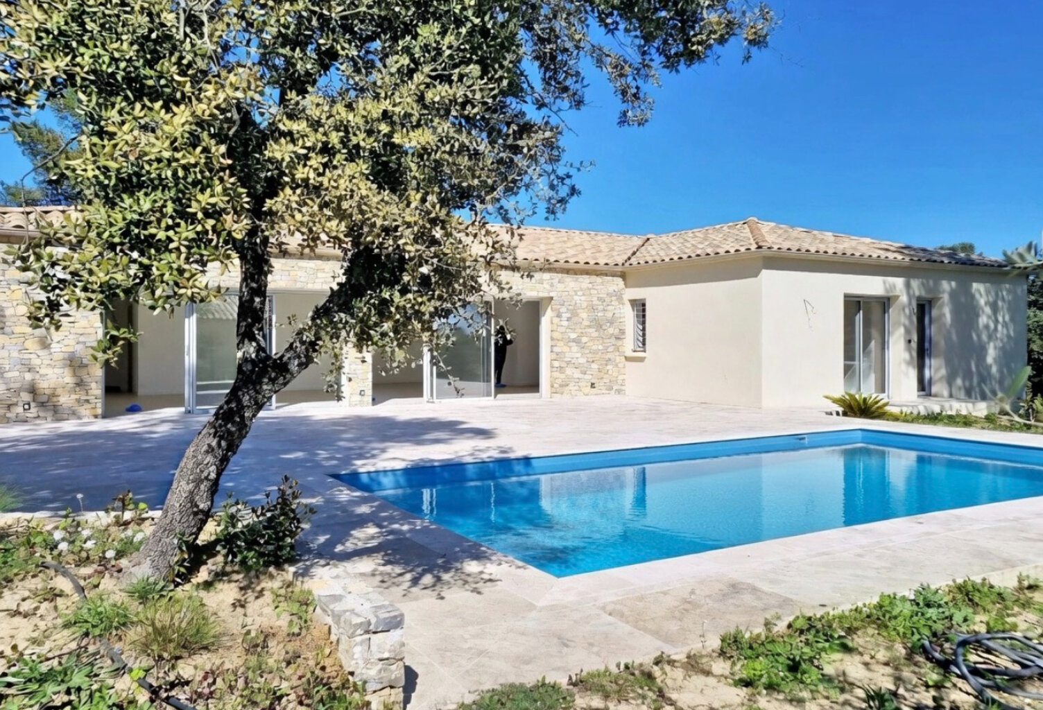 NÎMES - PETIT VÉDELIN - VILLA CONTEMPORAINE NEUVE DE PLAIN-PIED AVEC PISCINE — photo 1
